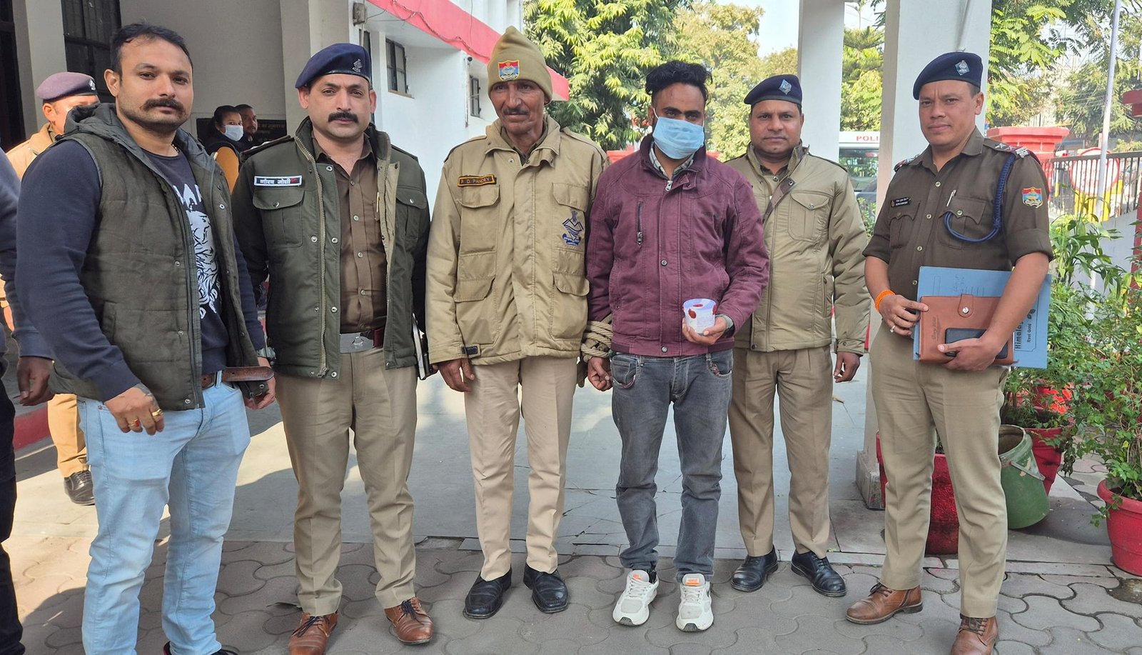 ड्रग्स फ्री देवभूमि मिशन के तहत नैनीताल पुलिस को मिली बड़ी सफलता, 122.26 ग्राम स्मैक के साथ तस्कर गिरफ्तार। ड्रग्स फ्री देवभूमि मिशन के तहत नैनीताल पुलिस को मिली बड़ी सफलता, 122.26 ग्राम स्मैक के साथ तस्कर गिरफ्तार।