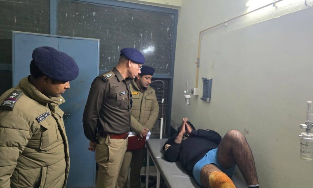 नशे की खेप लेकर जा रहे तस्कर ने पुलिस पर किया फायर, जवाबी कार्रवाई में हुआ घायल।