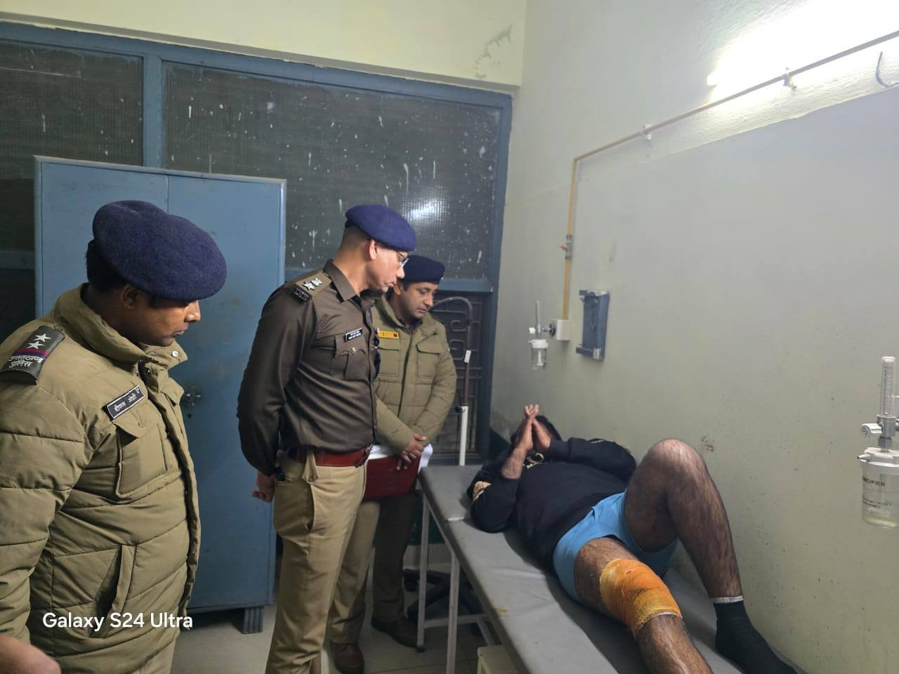 नशे की खेप लेकर जा रहे तस्कर ने पुलिस पर किया फायर, जवाबी कार्रवाई में हुआ घायल।