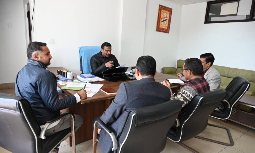 अपर मुख्य निर्वाचन अधिकारी डॉ. विजय कुमार जोगदंडे की राष्ट्रीय मतदाता दिवस की तैयारियों को लेकर बैठक।