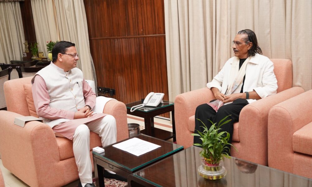 मुख्यमंत्री पुष्कर सिंह धामी से राष्ट्रीय फिल्म पुरस्कार विजेता प्रकाश झा ने की मुलाकात, फिल्म निर्माण की नई संभावनाओं पर की चर्चा।