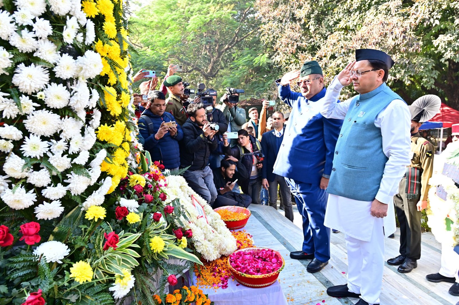मुख्यमंत्री धामी ने विजय दिवस पर शहीदों को अर्पित की श्रद्धांजलि, आश्रितों को सरकारी नौकरियों में वरीयता देने की घोषणा। मुख्यमंत्री धामी ने विजय दिवस पर शहीदों को अर्पित की श्रद्धांजलि, आश्रितों को सरकारी नौकरियों में वरीयता देने की घोषणा।