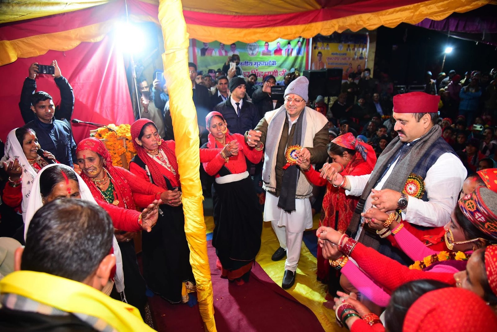 मुख्यमंत्री पुष्कर सिंह धामी ने रुद्रप्रयाग के सारी गांव में आयोजित कार्यक्रमों में लिया हिस्सा, विकास योजनाओं का लिया फीडबैक। मुख्यमंत्री पुष्कर सिंह धामी ने रुद्रप्रयाग के सारी गांव में आयोजित कार्यक्रमों में लिया हिस्सा, विकास योजनाओं का लिया फीडबैक।