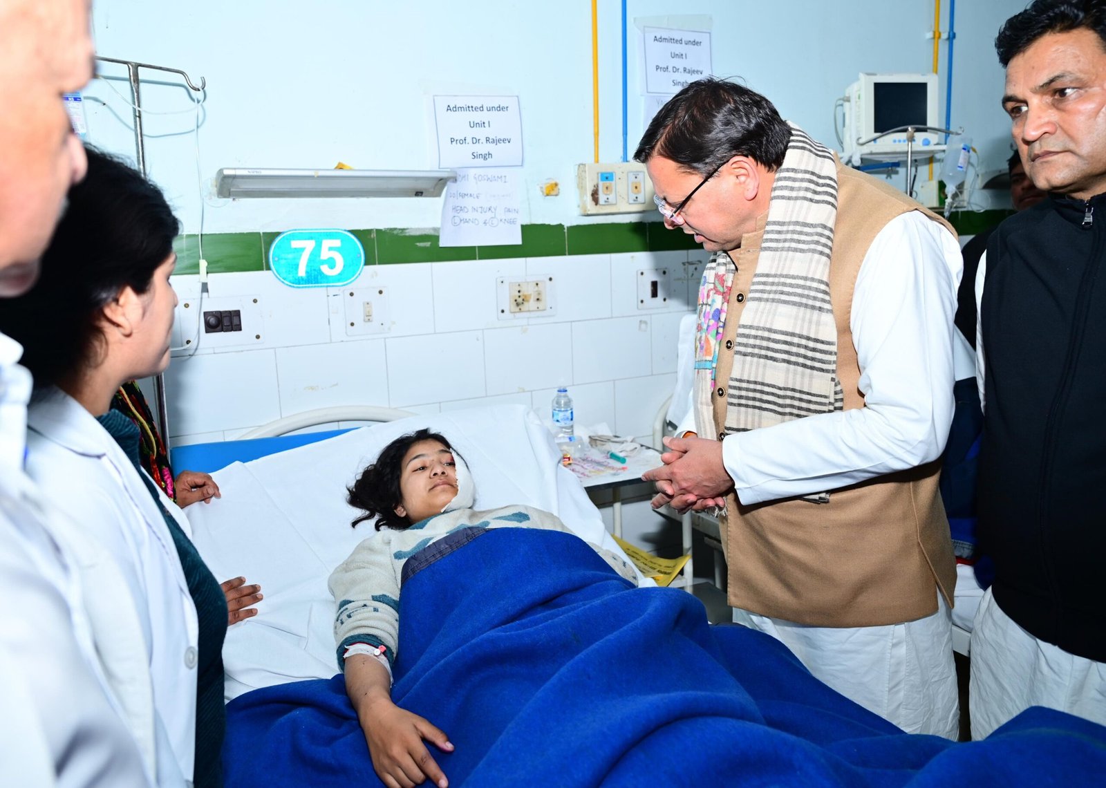 मुख्यमंत्री पुष्कर सिंह धामी ने भीमताल बस दुर्घटना के घायलों से की मुलाकात, हर संभव उपचार उपलब्ध कराने के दिए निर्देश। मुख्यमंत्री पुष्कर सिंह धामी ने भीमताल बस दुर्घटना के घायलों से की मुलाकात, हर संभव उपचार उपलब्ध कराने के दिए निर्देश।