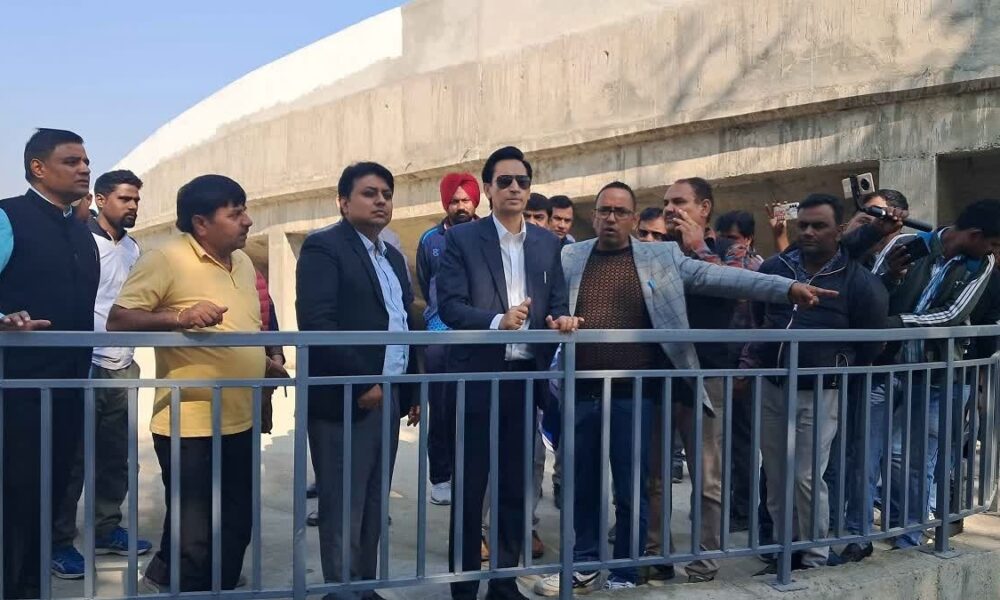 38वें राष्ट्रीय खेलों की तैयारियां अंतिम चरण में, कुमाऊं कमिश्नर दीपक रावत ने रुद्रपुर स्टेडियम का किया निरीक्षण।