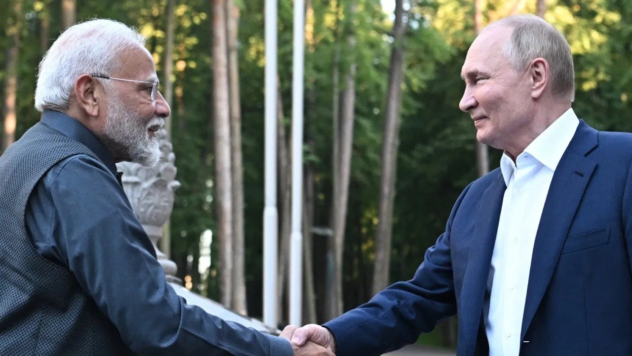 रूसी राष्ट्रपति पुतिन ने प्रधानमंत्री मोदी और भारत सरकार की सराहना की, भारत में मैन्यूफैक्चरिंग साइट स्थापित करने की पेशकश। रूसी राष्ट्रपति पुतिन ने प्रधानमंत्री मोदी और भारत सरकार की सराहना की, भारत में मैन्यूफैक्चरिंग साइट स्थापित करने की पेशकश।