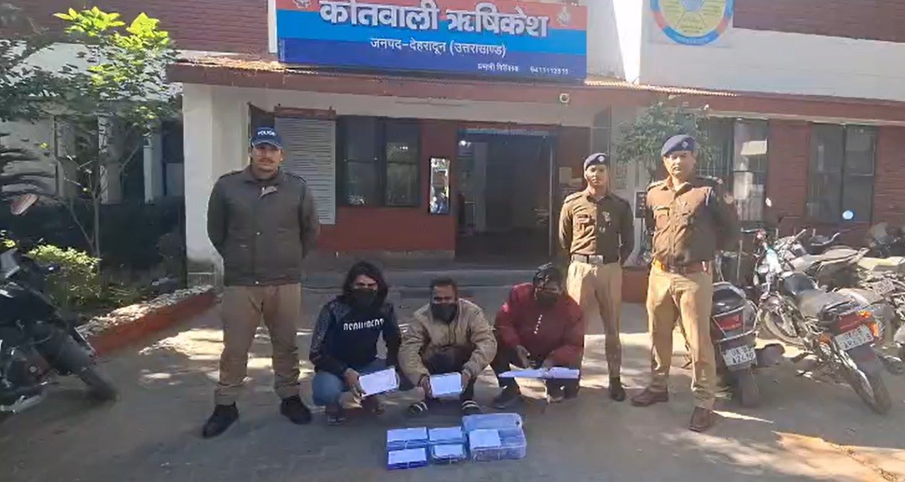 दून पुलिस ने अन्तर्राजीय नकबजनी गिरोह का किया पर्दाफाश, 3 शातिर अभियुक्त गिरफ्तार। दून पुलिस ने अन्तर्राजीय नकबजनी गिरोह का किया पर्दाफाश, 3 शातिर अभियुक्त गिरफ्तार।