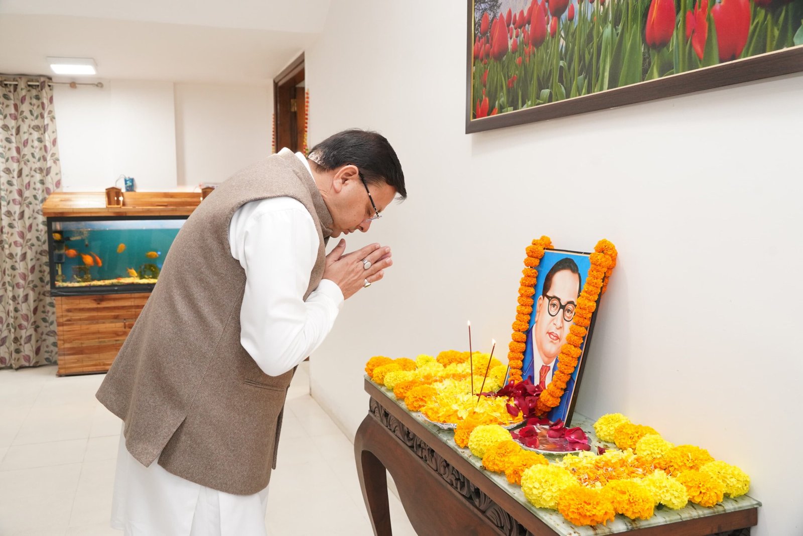 मुख्यमंत्री पुष्कर सिंह धामी ने बाबा साहेब डॉ. भीमराव अंबेडकर की पुण्यतिथि पर अर्पित की श्रद्धांजलि। मुख्यमंत्री पुष्कर सिंह धामी ने बाबा साहेब डॉ. भीमराव अंबेडकर की पुण्यतिथि पर अर्पित की श्रद्धांजलि।