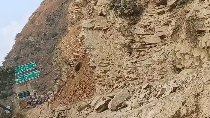 भवाली-अल्मोड़ा राष्ट्रीय राजमार्ग पर फिर दरकी पहाड़ी, वाहनों का आवागमन ठप, यात्री परेशान… भवाली-अल्मोड़ा राष्ट्रीय राजमार्ग पर फिर दरकी पहाड़ी, वाहनों का आवागमन ठप, यात्री परेशान…