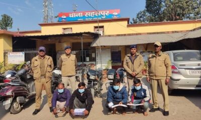 देहरादून में ATM से ठगी करने वाला गैंग गिरफ्तार, बरामद हुए 27 डेबिट कार्ड और हथियार।