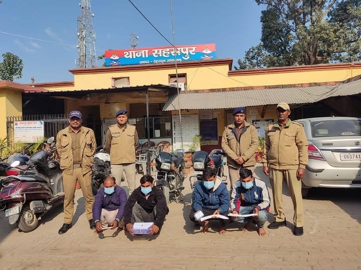 देहरादून में ATM से ठगी करने वाला गैंग गिरफ्तार, बरामद हुए 27 डेबिट कार्ड और हथियार। देहरादून में ATM से ठगी करने वाला गैंग गिरफ्तार, बरामद हुए 27 डेबिट कार्ड और हथियार।