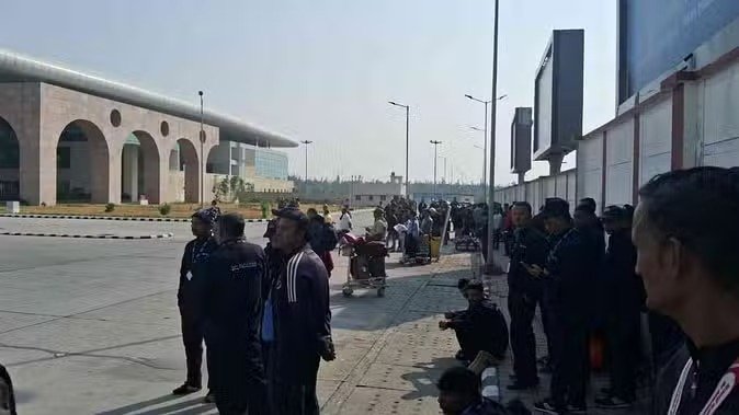 देहरादून एयरपोर्ट को बम से उड़ाने की धमकी, सुरक्षा एजेंसियां जांच में जुटी… देहरादून एयरपोर्ट को बम से उड़ाने की धमकी, सुरक्षा एजेंसियां जांच में जुटी…