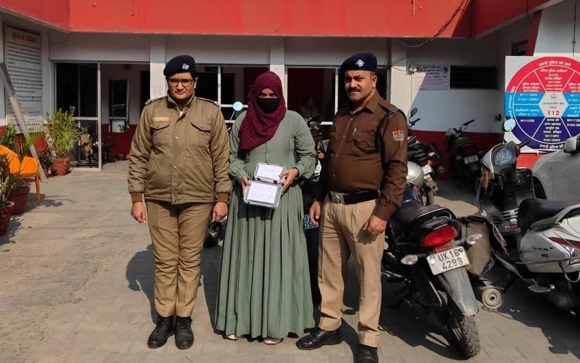 बुर्के के आड़ में हो रही थी ड्रग्स की तस्करी, पुलिस ने महिला को रंगे हाथ पकड़ा। बुर्के के आड़ में हो रही थी ड्रग्स की तस्करी, पुलिस ने महिला को रंगे हाथ पकड़ा।