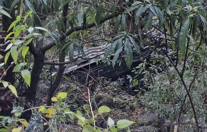 औली से ज्योतिर्मठ की ओर जा रहे सेना का वाहन रपटने से खाई में गिरा, दो जवान घायल। औली से ज्योतिर्मठ की ओर जा रहे सेना का वाहन रपटने से खाई में गिरा, दो जवान घायल।