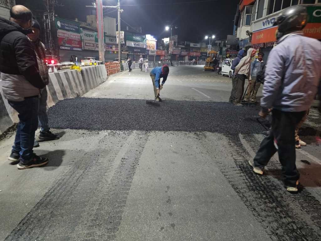 शहर में दुर्घटनाओं को रोकने के लिए स्पीड ब्रेकर और जेब्रा क्रॉसिंग का निर्माण बना हादसों का कारण। शहर में दुर्घटनाओं को रोकने के लिए स्पीड ब्रेकर और जेब्रा क्रॉसिंग का निर्माण बना हादसों का कारण।