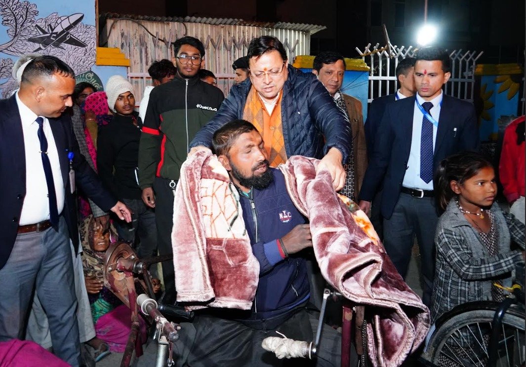 मुख्यमंत्री पुष्कर सिंह धामी ने बेसहारा और बेघर लोगों को वितरित किए कंबल, सर्दी से बचाव के लिए दिए दिशा-निर्देश। मुख्यमंत्री पुष्कर सिंह धामी ने बेसहारा और बेघर लोगों को वितरित किए कंबल, सर्दी से बचाव के लिए दिए दिशा-निर्देश।