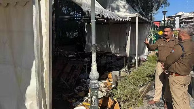देहरादून में विश्व आयुर्वेद कांग्रेस एक्सपो के दौरान रसोई कॉर्नर में लगी आग, घटनास्थल पर पहुंची फायर ब्रिगेड टीम। देहरादून में विश्व आयुर्वेद कांग्रेस एक्सपो के दौरान रसोई कॉर्नर में लगी आग, घटनास्थल पर पहुंची फायर ब्रिगेड टीम।