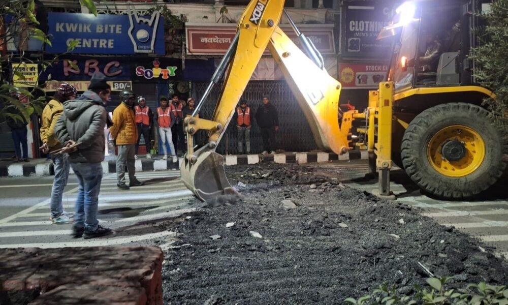 घंटाघर पर बने स्पीड ब्रेकर से 30 मिनट में 7 वाहन दुर्घटनाग्रस्त, डीएम के निर्देश पर चला पीला पंजा।
