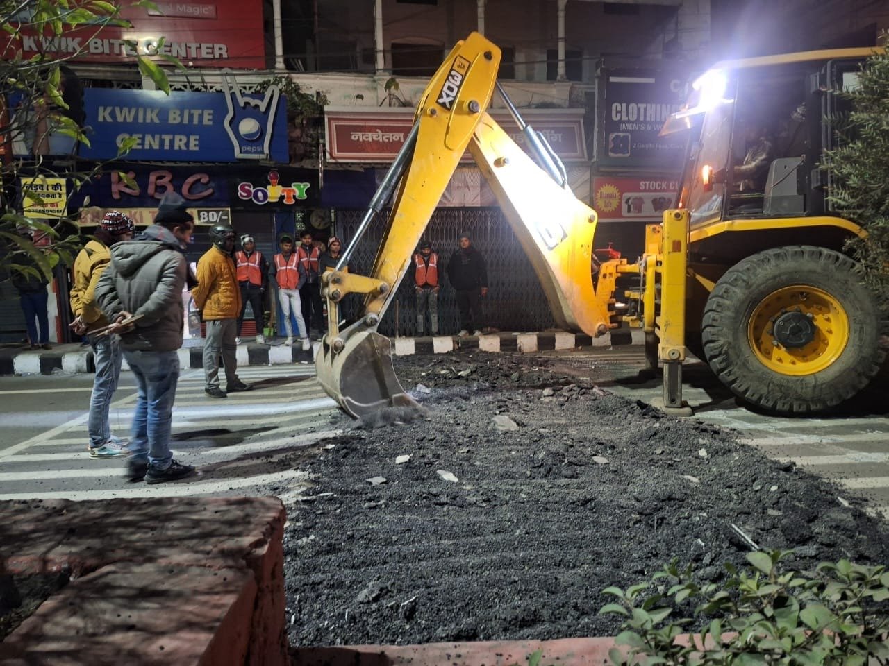 घंटाघर पर बने स्पीड ब्रेकर से 30 मिनट में 7 वाहन दुर्घटनाग्रस्त, डीएम के निर्देश पर चला पीला पंजा। घंटाघर पर बने स्पीड ब्रेकर से 30 मिनट में 7 वाहन दुर्घटनाग्रस्त, डीएम के निर्देश पर चला पीला पंजा।