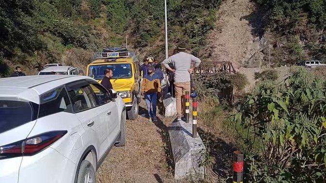 कालसी-चकराता मोटर मार्ग पर दर्दनाक हादसा, एलआईसी कर्मी की मौत, पत्नी गंभीर रूप से घायल। कालसी-चकराता मोटर मार्ग पर दर्दनाक हादसा, एलआईसी कर्मी की मौत, पत्नी गंभीर रूप से घायल।