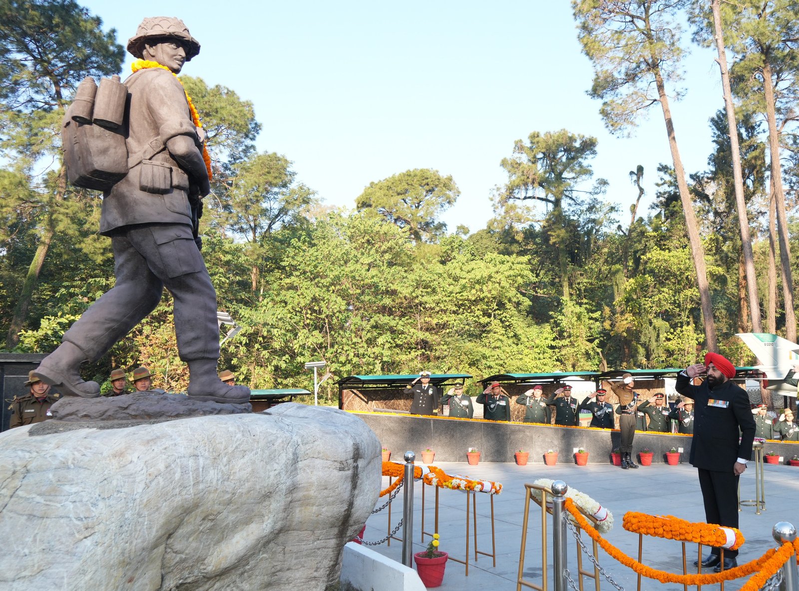 राज्यपाल गुरमीत सिंह ने विजय दिवस पर शहीदों को अर्पित की श्रद्धांजलि, शहीदों की बलिदान गाथा को किया प्रणाम। राज्यपाल गुरमीत सिंह ने विजय दिवस पर शहीदों को अर्पित की श्रद्धांजलि, शहीदों की बलिदान गाथा को किया प्रणाम।