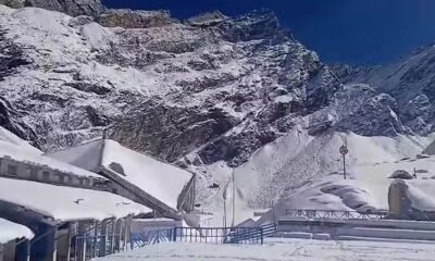 हेमकुंड साहिब में माइनस सात डिग्री तापमान, आस्था पथ पर रास्ते के निर्माण कार्य में जुटे मजदूर।