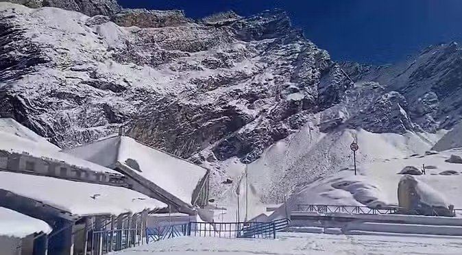 हेमकुंड साहिब में माइनस सात डिग्री तापमान, आस्था पथ पर रास्ते के निर्माण कार्य में जुटे मजदूर। हेमकुंड साहिब में माइनस सात डिग्री तापमान, आस्था पथ पर रास्ते के निर्माण कार्य में जुटे मजदूर।