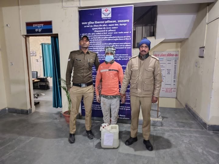 टिहरी पुलिस ने नशे के खिलाफ चलाया अभियान, 10 लीटर अवैध कच्ची के साथ शराब तस्कर गिरफ्तार। टिहरी पुलिस ने नशे के खिलाफ चलाया अभियान, 10 लीटर अवैध कच्ची के साथ शराब तस्कर गिरफ्तार।