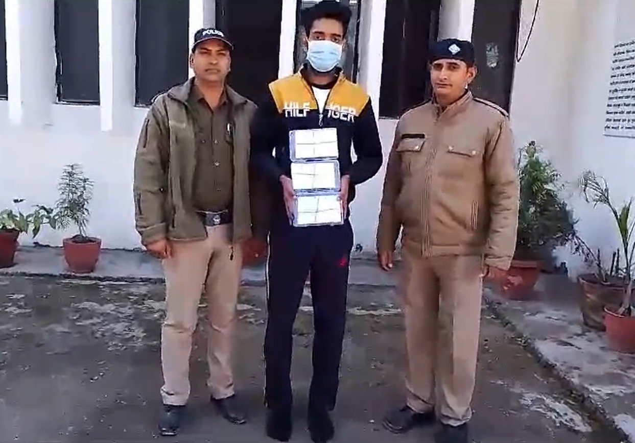 ऑनलाइन ट्रेडिंग में नुकसान की भरपाई के लिए आरोपी ने परीक्षा केंद्र से चुराए मोबाइल, दून पुलिस ने किया गिरफ्तार। ऑनलाइन ट्रेडिंग में नुकसान की भरपाई के लिए आरोपी ने परीक्षा केंद्र से चुराए मोबाइल, दून पुलिस ने किया गिरफ्तार।