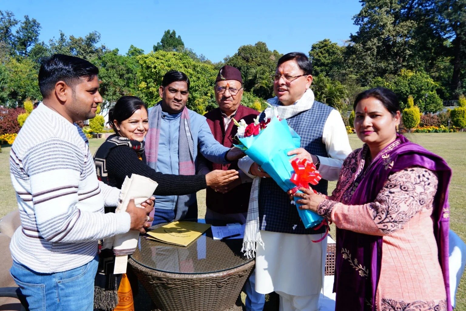 मुख्यमंत्री पुष्कर सिंह धामी से मिले प्रदेश के विभिन्न जनप्रतिनिधि, सीएम ने शीघ्र समाधान के लिए अधिकारियों को दिए निर्देश।