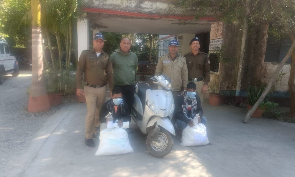 नैनीताल पुलिस की बड़ी कार्रवाई, चोरगलिया क्षेत्र में दो अभियुक्तों को किया गिरफ्तार, 198 पाउच अवैध कच्ची शराब बरामद।
