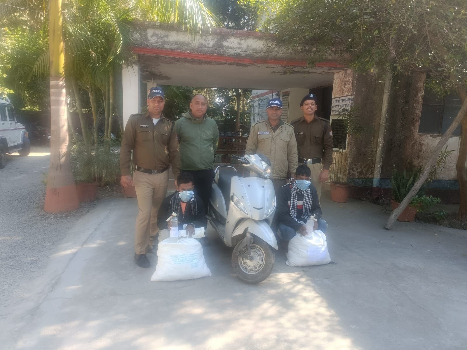 नैनीताल पुलिस की बड़ी कार्रवाई, चोरगलिया क्षेत्र में दो अभियुक्तों को किया गिरफ्तार, 198 पाउच अवैध कच्ची शराब बरामद। नैनीताल पुलिस की बड़ी कार्रवाई, चोरगलिया क्षेत्र में दो अभियुक्तों को किया गिरफ्तार, 198 पाउच अवैध कच्ची शराब बरामद।