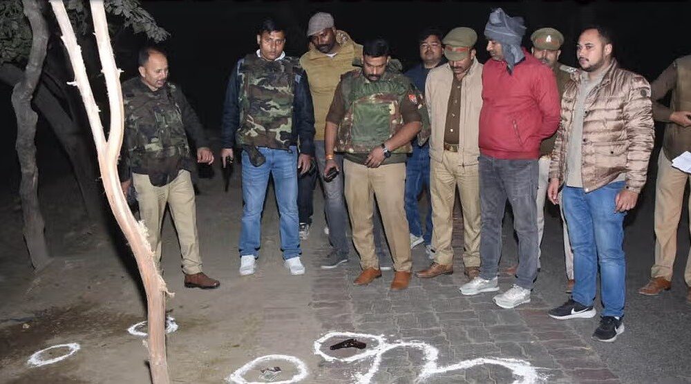 लखनऊ में बैंक चोरी करने वाले गैंग का बड़ा खुलासा, दो बदमाश मुठभेड़ में हुए ढेर, तीन अन्य हुए गिरफ्तार।