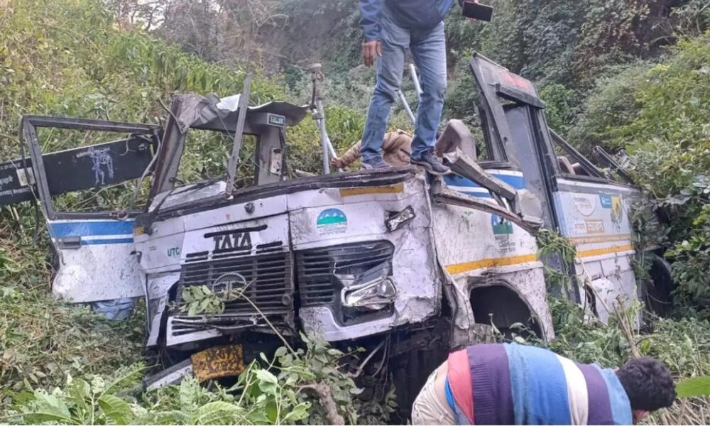नैनीताल परिक्षेत्र की मंडलीय प्रबंधक पूजा जोशी निलंबित, हादसे के दौरान फोन ना उठाने पर कार्रवाई।