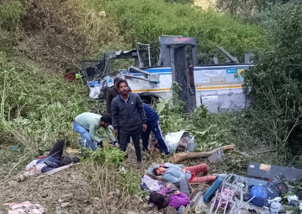 उत्तराखंड में दिल दहला देने वाली घटना, गहरी खाई में गिरी रोडवेज की बस, 3 लोगों की मौत, 27 लोग घायल… उत्तराखंड में दिल दहला देने वाली घटना, गहरी खाई में गिरी रोडवेज की बस, 3 लोगों की मौत, 27 लोग घायल…