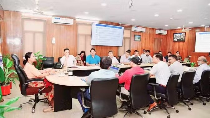 सरकारी अधिकारियों की सोशल मीडिया सक्रियता पर शिकंजा, नई पॉलिसी के तहत होगी निगरानी… सरकारी अधिकारियों की सोशल मीडिया सक्रियता पर शिकंजा, नई पॉलिसी के तहत होगी निगरानी…