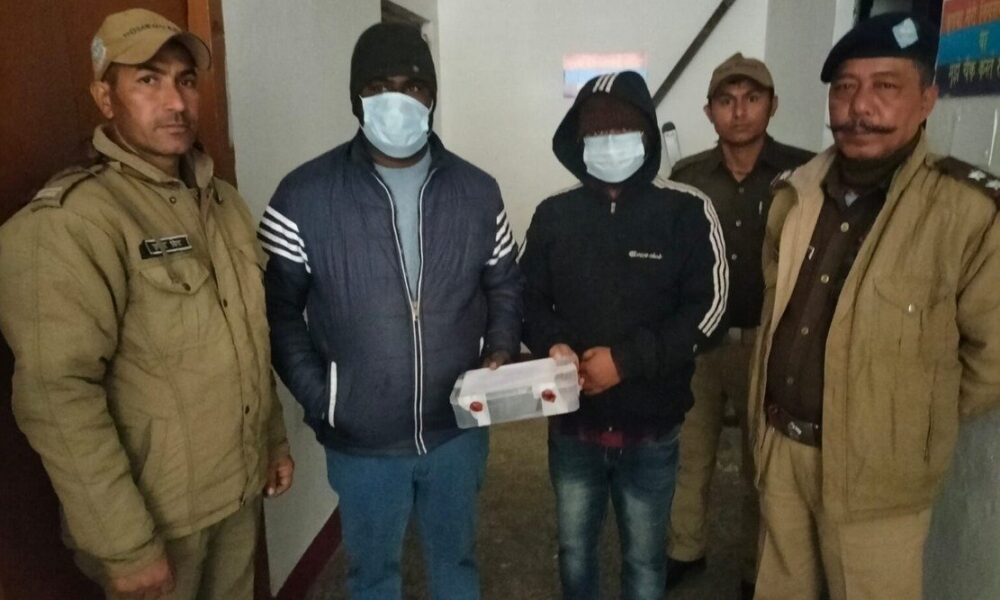 नैनीताल पुलिस ने नशा तस्करों के खिलाफ की बड़ी कार्यवाही, 408 ग्राम अवैध चरस के साथ 2 गिरफ्तार।