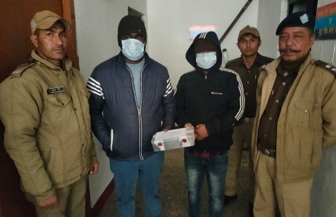 नैनीताल पुलिस ने नशा तस्करों के खिलाफ की बड़ी कार्यवाही, 408 ग्राम अवैध चरस के साथ 2 गिरफ्तार। नैनीताल पुलिस ने नशा तस्करों के खिलाफ की बड़ी कार्यवाही, 408 ग्राम अवैध चरस के साथ 2 गिरफ्तार।