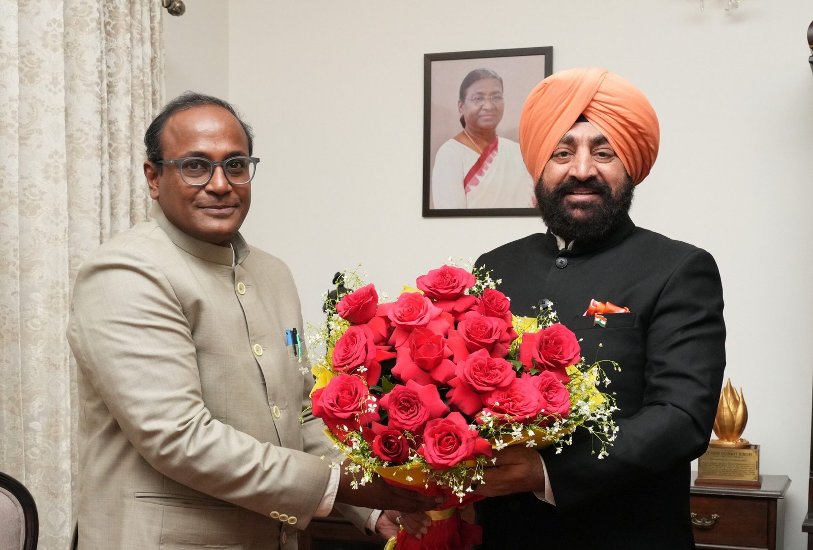 राज्यपाल गुरमीत सिंह से मुख्य निर्वाचन अधिकारी ने की मुलाकात, राष्ट्रीय मतदाता दिवस में शामिल होने का दिया आमंत्रण। राज्यपाल गुरमीत सिंह से मुख्य निर्वाचन अधिकारी ने की मुलाकात, राष्ट्रीय मतदाता दिवस में शामिल होने का दिया आमंत्रण।