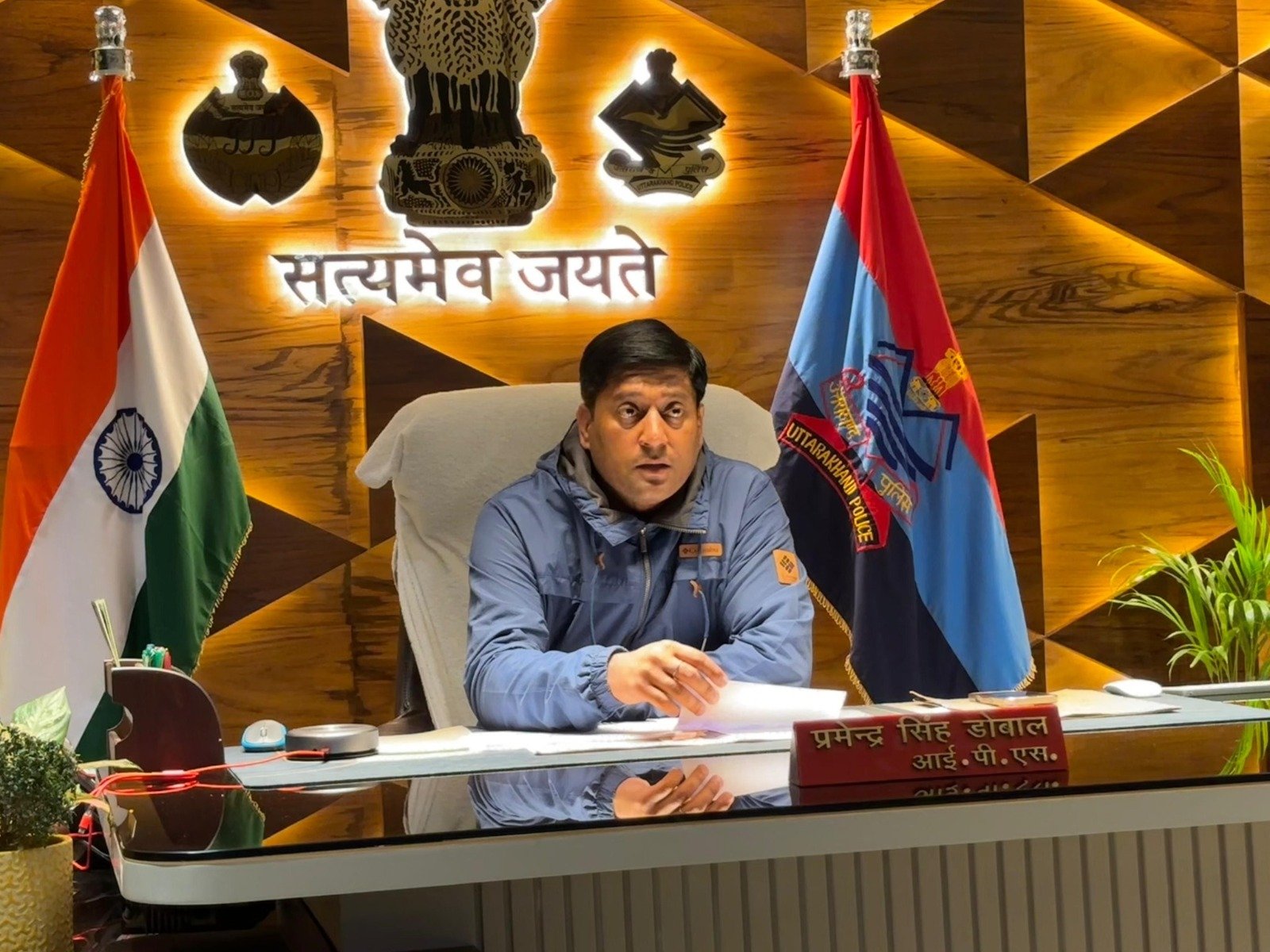 देर रात एसएसपी प्रमेन्द्र सिंह डोबाल ने पुलिस अधिकारियों के साथ की बैठक, दिए महत्वपूर्ण दिशा-निर्देश। देर रात एसएसपी प्रमेन्द्र सिंह डोबाल ने पुलिस अधिकारियों के साथ की बैठक, दिए महत्वपूर्ण दिशा-निर्देश।