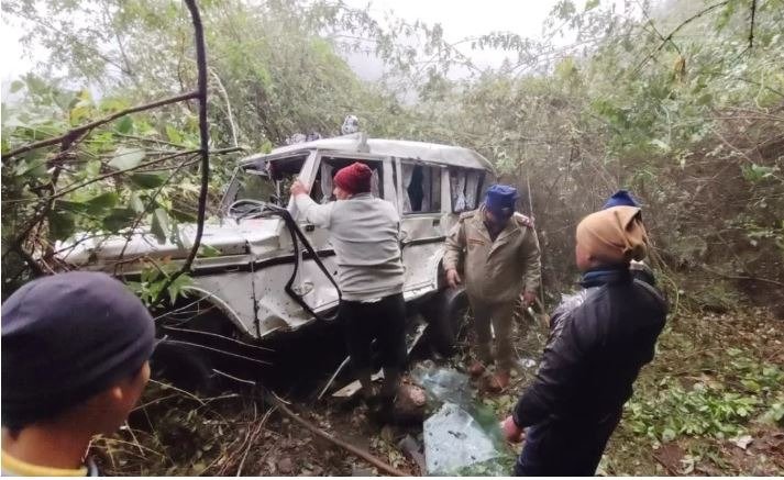 सतपुली-दुधारखाल मोटर मार्ग पर दर्दनाक हादसा, खाई में गिरी बोलेरो, दो की मौत। सतपुली-दुधारखाल मोटर मार्ग पर दर्दनाक हादसा, खाई में गिरी बोलेरो, दो की मौत।
