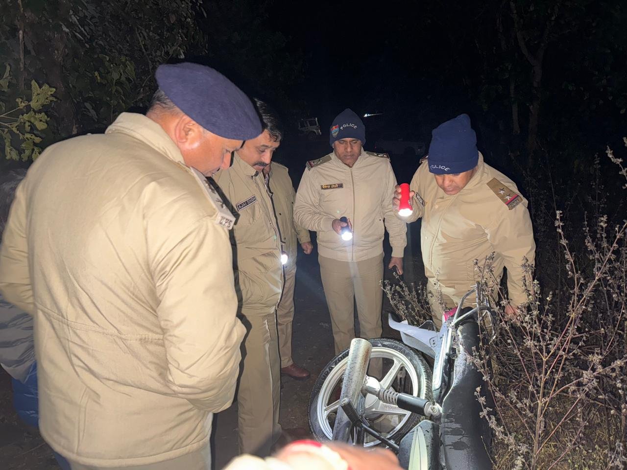 देर रात दून पुलिस और बदमाश के बीच मुठभेड़, आरोपी पर गौतस्करी और गौकशी के कई संगीन मामले है दर्ज… देर रात दून पुलिस और बदमाश के बीच मुठभेड़, आरोपी पर गौतस्करी और गौकशी के कई संगीन मामले है दर्ज…