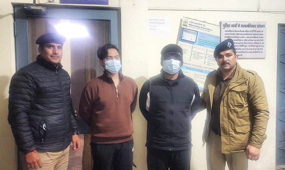 देहरादून पुलिस ने मसूरी के सुआखोली स्थित पेट्रोल पंप पर मारपीट करने वाले दो आरोपियों को किया गिरफ्तार।