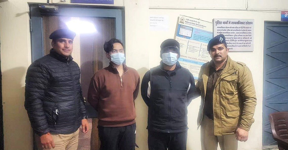 देहरादून पुलिस ने मसूरी के सुआखोली स्थित पेट्रोल पंप पर मारपीट करने वाले दो आरोपियों को किया गिरफ्तार। देहरादून पुलिस ने मसूरी के सुआखोली स्थित पेट्रोल पंप पर मारपीट करने वाले दो आरोपियों को किया गिरफ्तार।