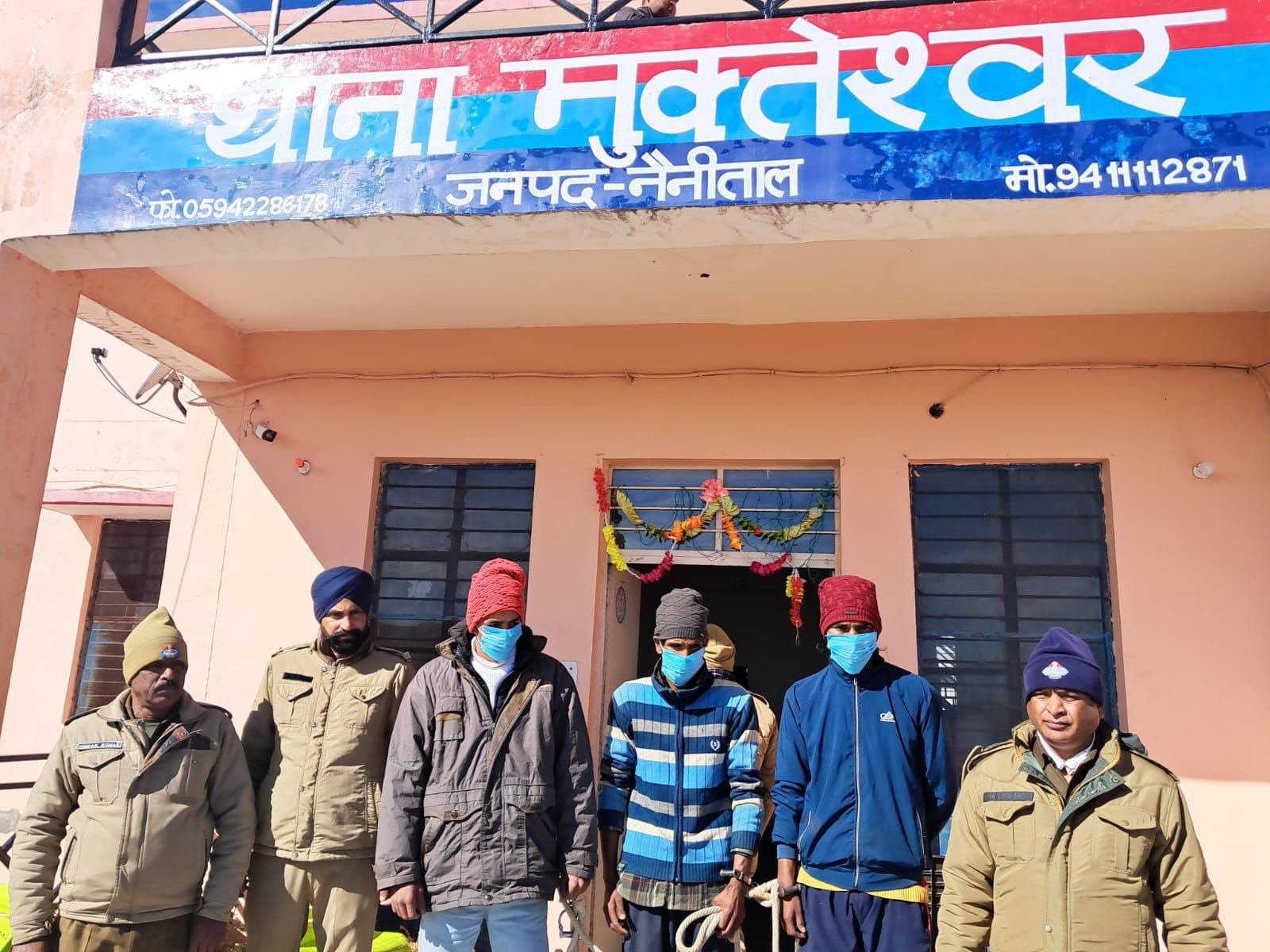 नशा तस्करों पर SSP प्रहलाद मीणा का लगातार वार, 1 किलो 643 ग्राम चरस के साथ 3 युवकों को किया गिरफ्तार। नशा तस्करों पर SSP प्रहलाद मीणा का लगातार वार, 1 किलो 643 ग्राम चरस के साथ 3 युवकों को किया गिरफ्तार।
