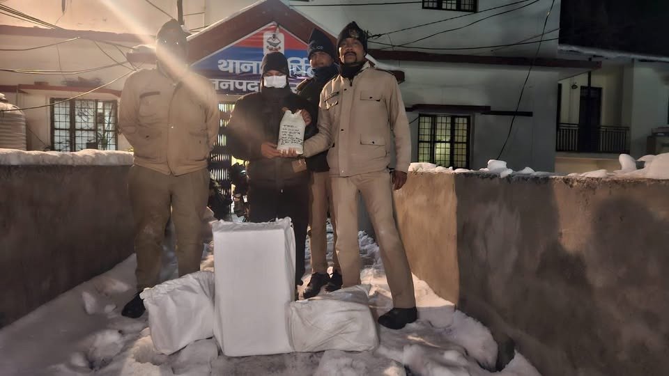 हर्षिल में अवैध शराब के कारोबार पर पुलिस की कड़ी नज़र, एक आरोपी को 4 पेट्टी अंग्रेजी शराब के साथ किया गिरफ्तार। हर्षिल में अवैध शराब के कारोबार पर पुलिस की कड़ी नज़र, एक आरोपी को 4 पेट्टी अंग्रेजी शराब के साथ किया गिरफ्तार।