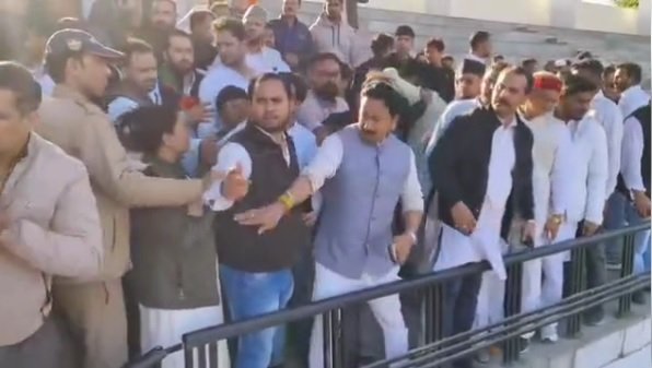 बीते दिन कांग्रेस द्वारा पत्रकारों के साथ अभद्रता की घटना पर गरमाई राजनीति, भाजपा ने माँगा कांग्रेस प्रदेश अध्यक्ष का इस्तीफा।