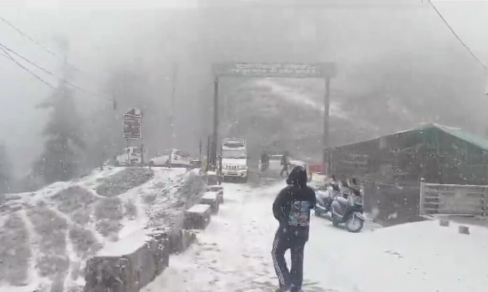 उत्तराखंड के पर्वतीय इलाकों में मौसम बदला, चकराता में हुई सीजन की दूसरी बर्फबारी, पर्यटकों के खिले चेहरे…
