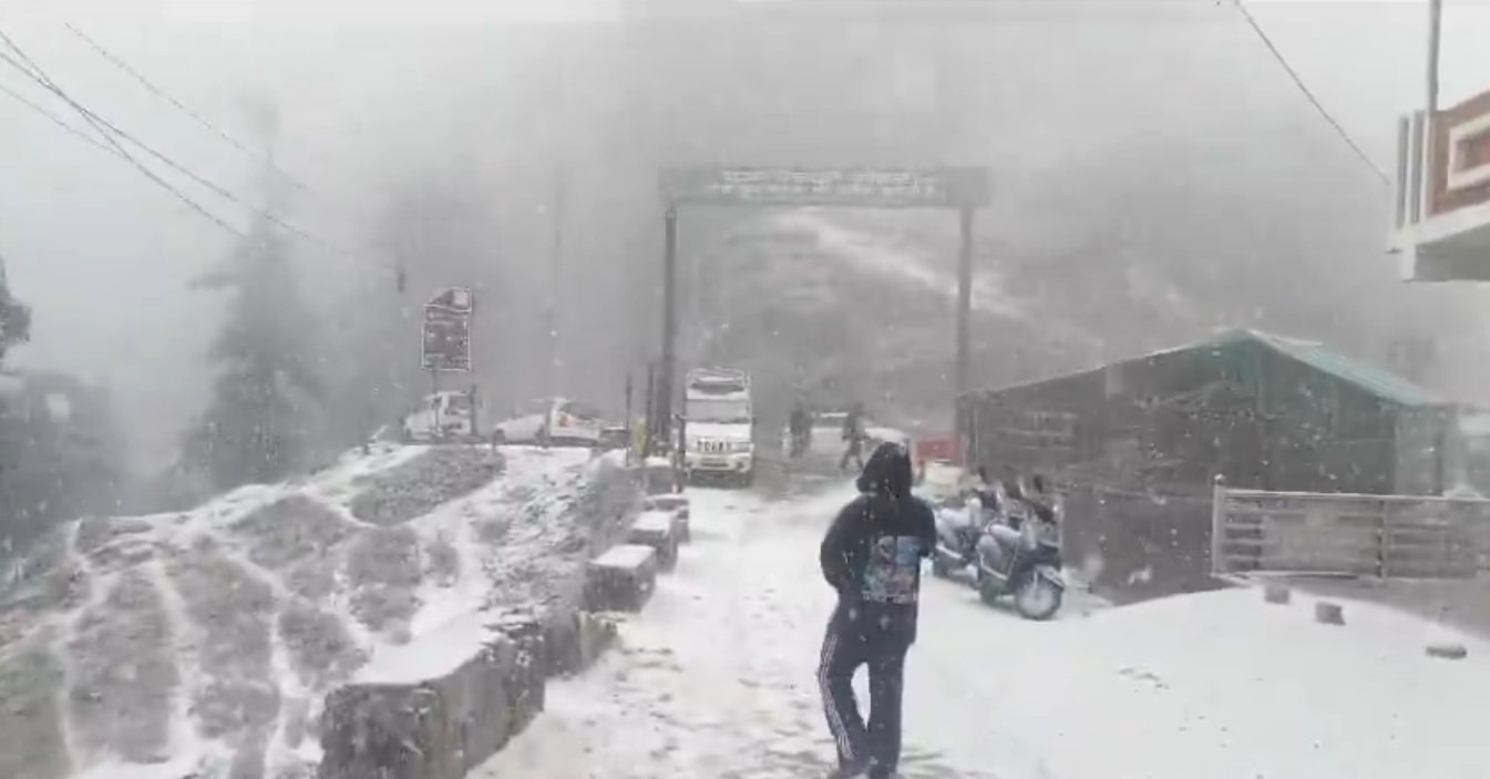 उत्तराखंड के पर्वतीय इलाकों में मौसम बदला, चकराता में हुई सीजन की दूसरी बर्फबारी, पर्यटकों के खिले चेहरे… उत्तराखंड के पर्वतीय इलाकों में मौसम बदला, चकराता में हुई सीजन की दूसरी बर्फबारी, पर्यटकों के खिले चेहरे…