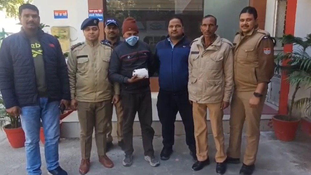 रामनगर में पुलिस की बड़ी सफलता, 450 ग्राम चरस के साथ तस्कर गिरफ्तार….. रामनगर में पुलिस की बड़ी सफलता, 450 ग्राम चरस के साथ तस्कर गिरफ्तार…..
